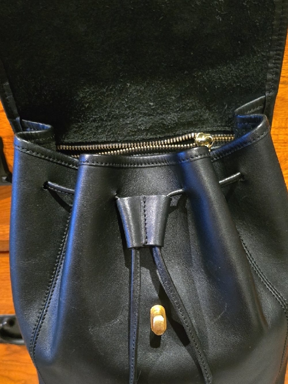 COACH VINTAGE Women's Black Leather Drawstring Backpack with Gold-Tone Turn Lock - Picture 3 of 9